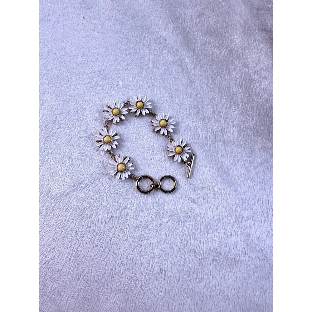 Vintage White Daisy Flower Enamel Bracelet Gold Tone T-Bar Toggle Clasp 7.5